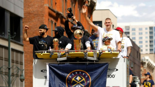 Multidão acompanha desfile dos Nuggets, campeões da NBA, pelas ruas de Denver