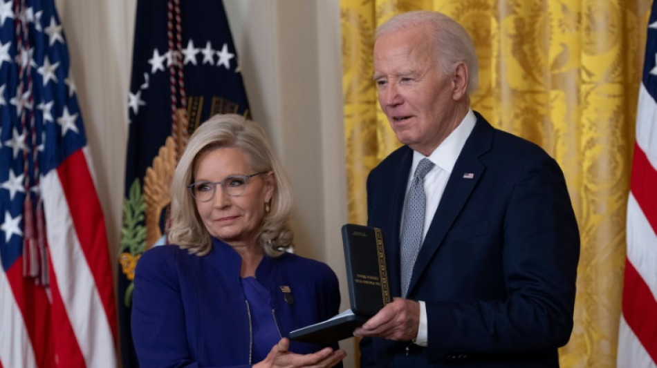 Biden condecora ex-congressista republicana crítica de Trump