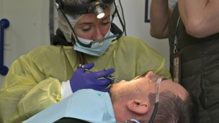 Près du front, des dentistes ukrainiens bravent le danger pour soigner leurs "héros"