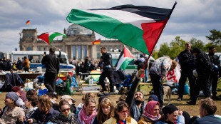 Berlino, polizia disperde sit-in filo-Palestina al Reichstag