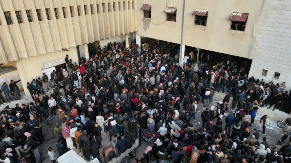 Syrie: devant la sinistre prison de Saydnaya, l'insoutenable attente des familles