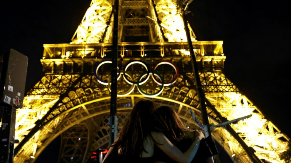 Les anneaux olympiques ont été décrochés de la tour Eiffel