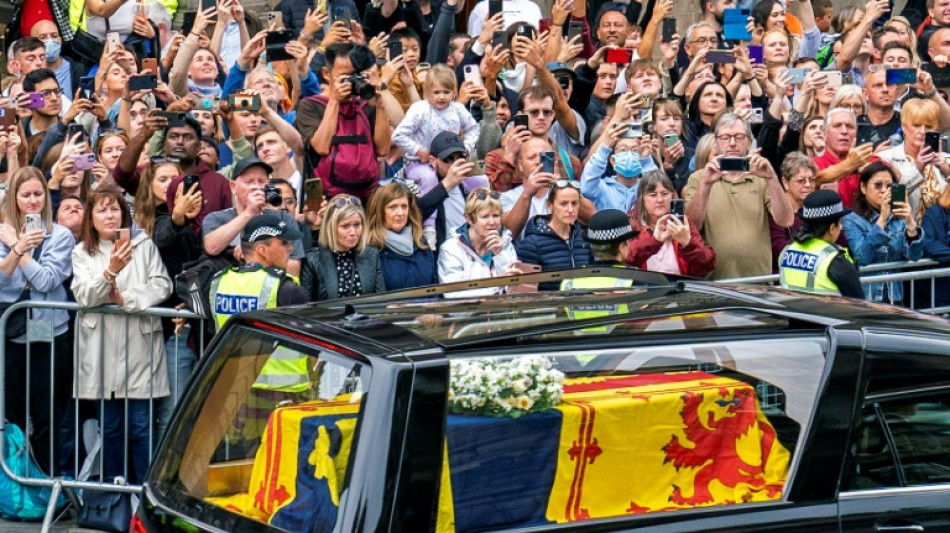 Emotion et foule compacte en Ecosse:  Elizabeth II commence son dernier voyage