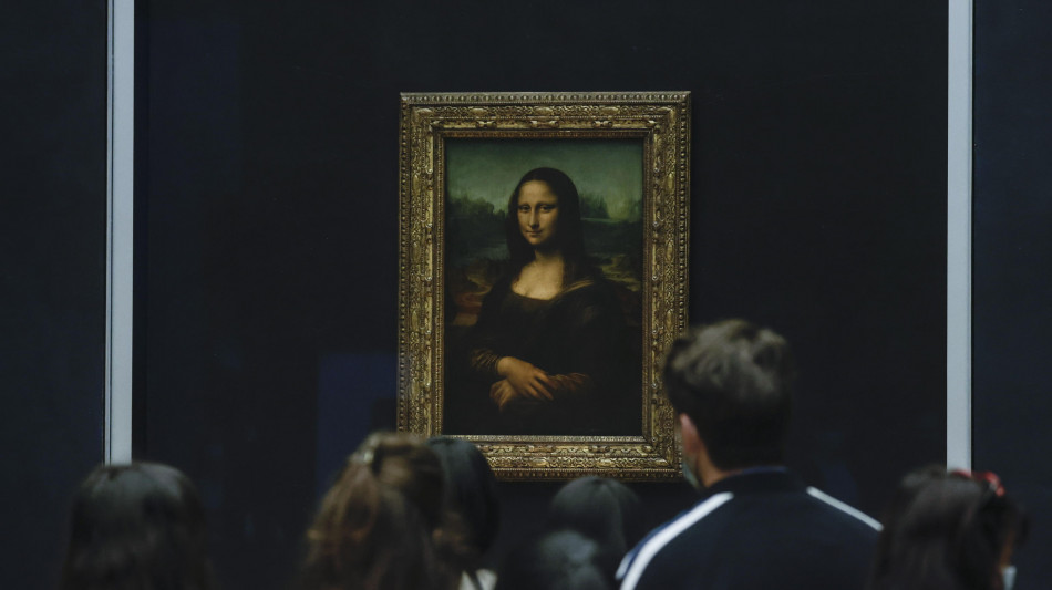 Macron oggi al Louvre dopo l'allarme sullo stato di degrado