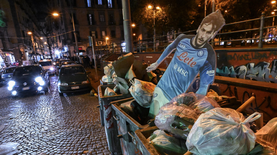 Napoli: l'ira dei tifosi, nei rifiuti il cartonato di Kvara