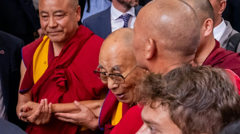 Dalai Lama chega a Nova York para tratamento nos joelhos