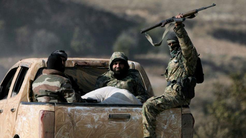 Rebeldes sírios cercam cidade-chave de Hama