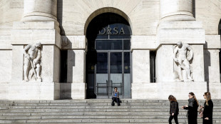 Borsa: Milano in rialzo, in luce Generali, frenano le banche