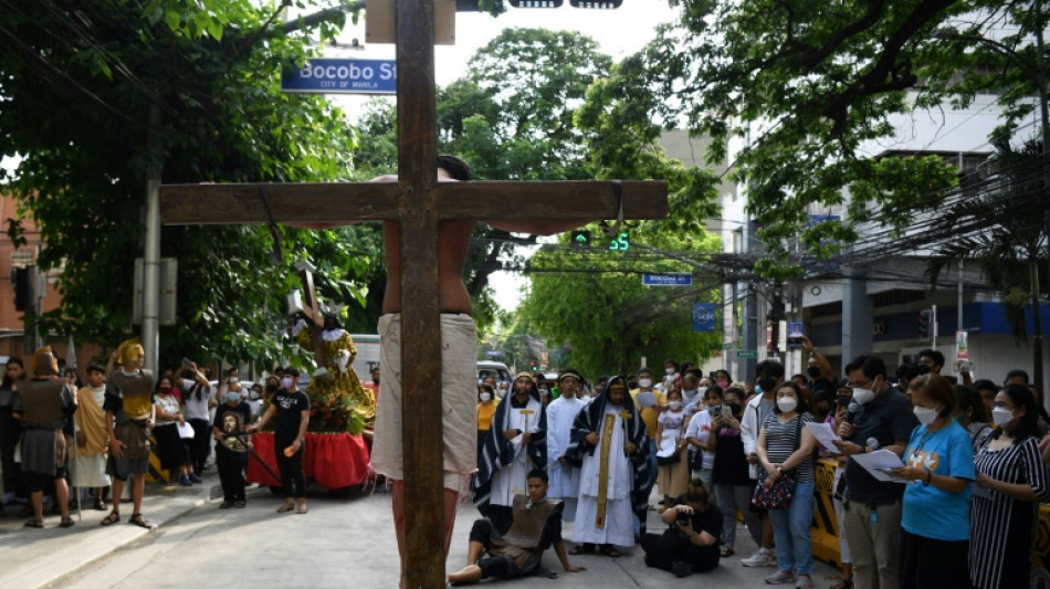 Penitentes filipinos se flagelan en el Viernes Santo