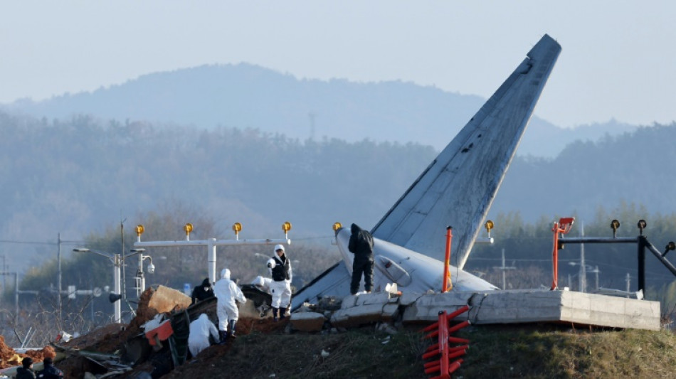 Polícia sul-coreana revista aeroporto e escritórios da Jeju Air após acidente com avião