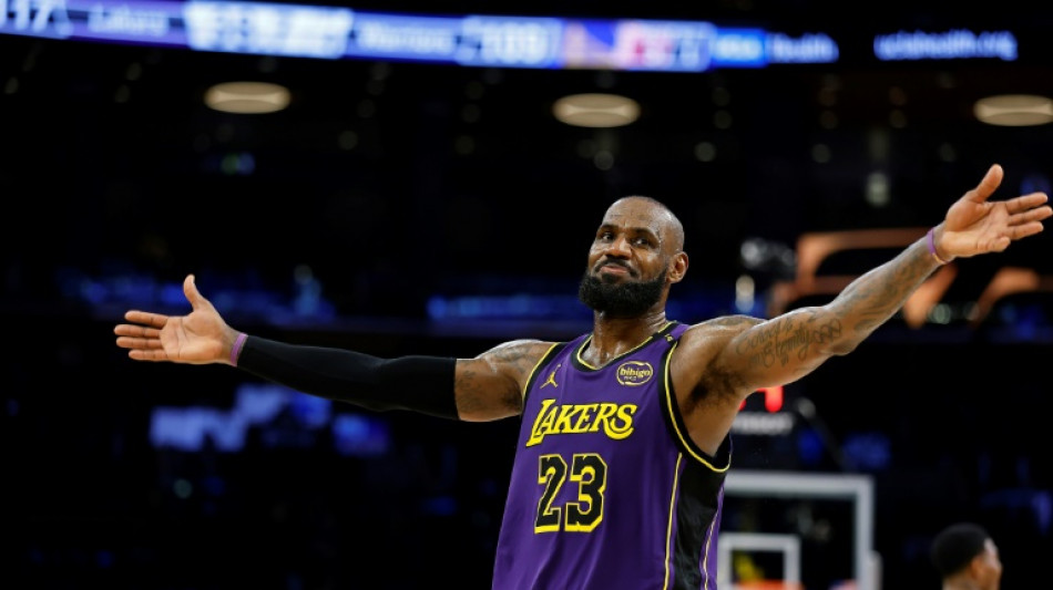 NBA: les Lakers dominent Golden State grâce à un LeBron James "Jordanesque"