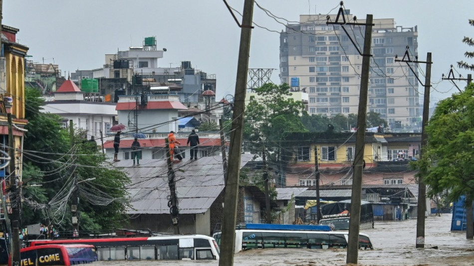 Au moins 101 morts et 64 disparus dans les inondations au Népal