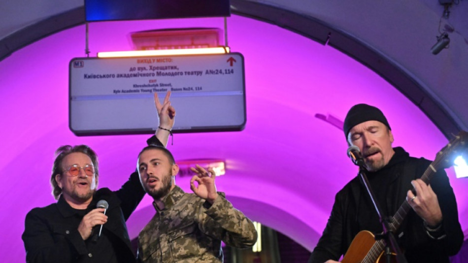 Bono y el guitarrista de U2 The Edge dan concierto en el metro de Kiev