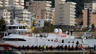 Dezenas de migrantes levados para Albânia voltam para Itália após decisão judicial