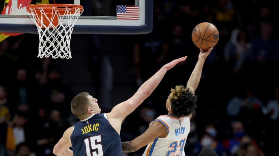 El serbio Jokic frena el impulso de los astros Embiid y Harden en el triunfo de los Nuggets