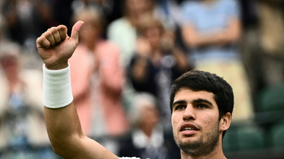 Alcaraz estreia em Wimbledon com boa vitória sobre francês Jeremy Chardy