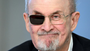 Agressor do escritor Salman Rushdie vai a julgamento nos EUA