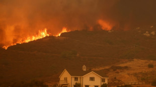 Les incendies menacent près de Los Angeles, rasant des maisons