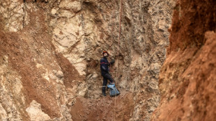 Socorristas marroquíes entran al túnel para rescatar al niño Rayan 