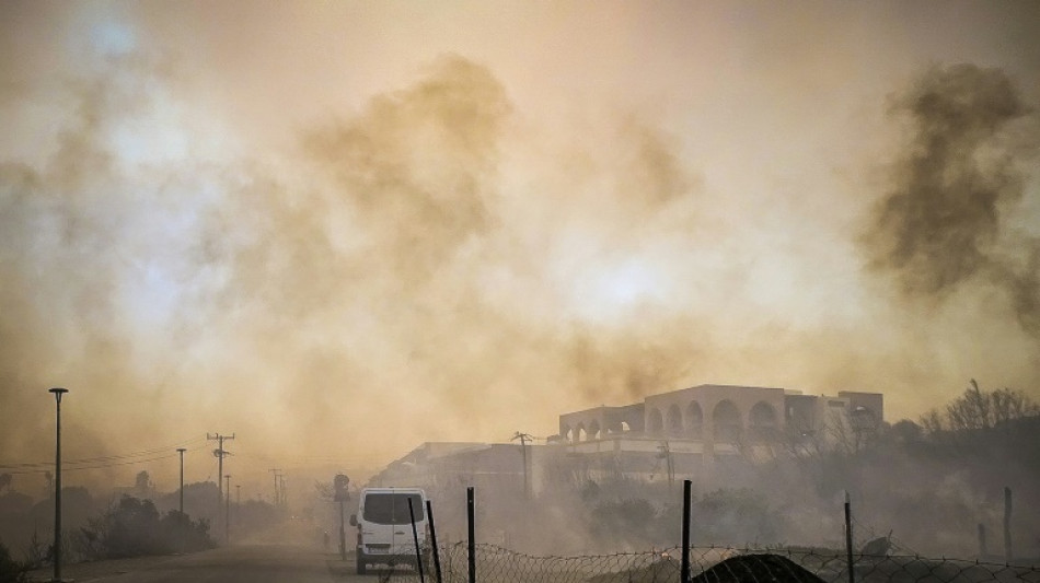 Rodas sigue en llamas tras la mayor evacuación de la historia en Grecia por incendios