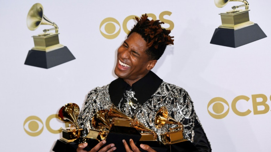 Jon Batiste brilla y arrasa en unos Grammys que dieron tribuna a Zelenski