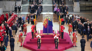 En la capilla ardiente, el último adiós a Isabel II