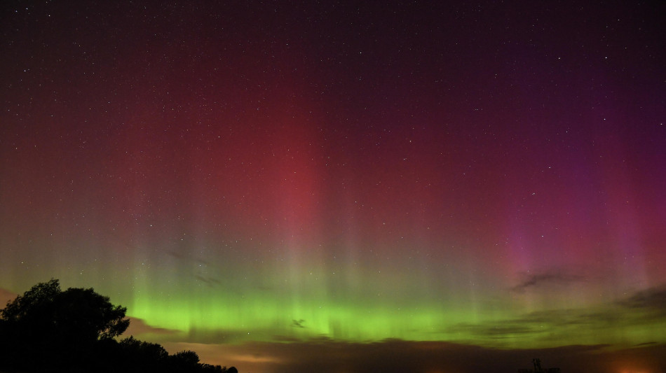 Sole saluta il 2025 con aurore boreali visibili nel Nord Italia