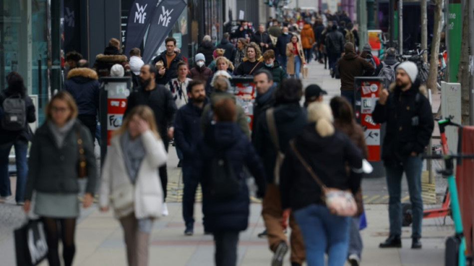 Konsumstimmung hellt sich im Februar leicht auf - Verbraucher warten ab