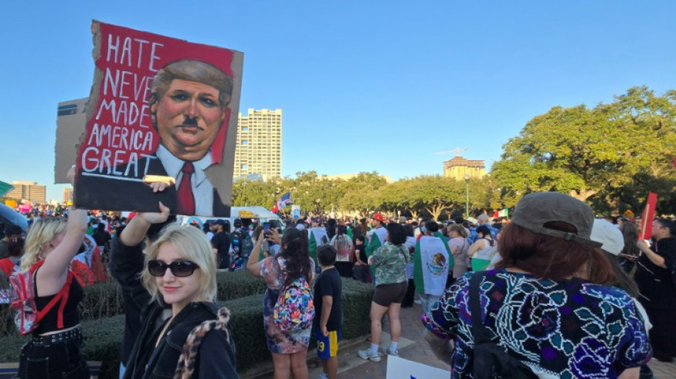 'Não vamos embora': Latinos protestam contra deportações de Trump