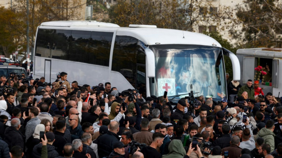 Bus mit freigelassenen Palästinensern verlässt israelisches Ofer-Gefängnis