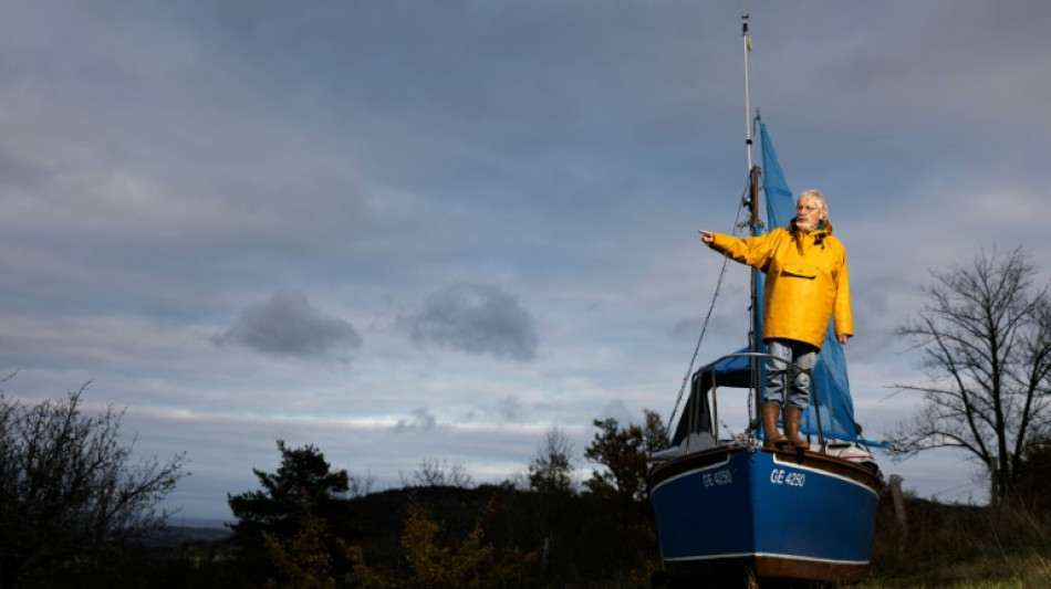 Frenchman sails around the world in 80 days... on dry land
