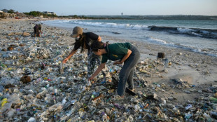 Una marea de basura cubre una turística playa de Bali