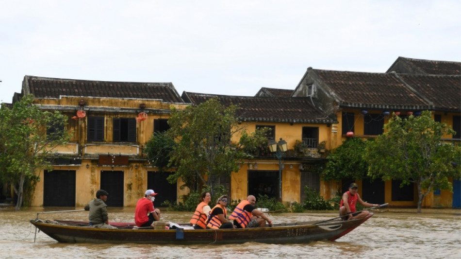 El tifón Noru azota Vietnam y destruye viviendas