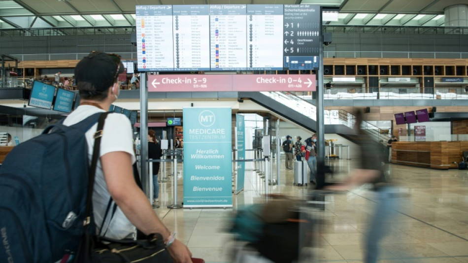 La UE levanta a partir del lunes la obligación de usar mascarillas en aviones y aeropuertos