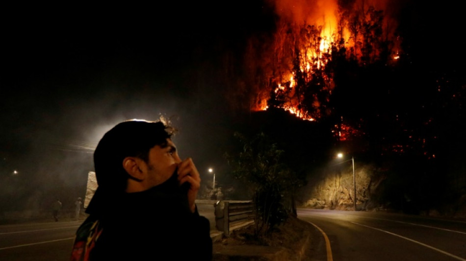 Incendios forestales en Quito obligan a la evacuación de 100 familias