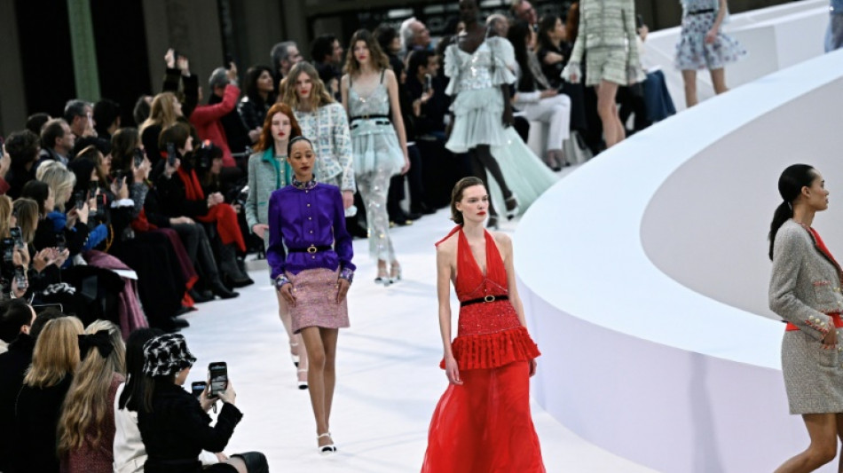 Una colección de alta costura tenue y colorida de Chanel en París