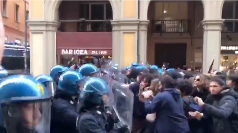 "Boicotta Israele", scontri studenti-polizia a Bologna